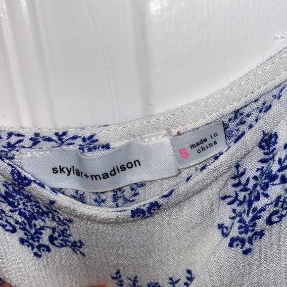 Boutique Skylar + Madison White and Blue Crop Top - Picture 2 of 3